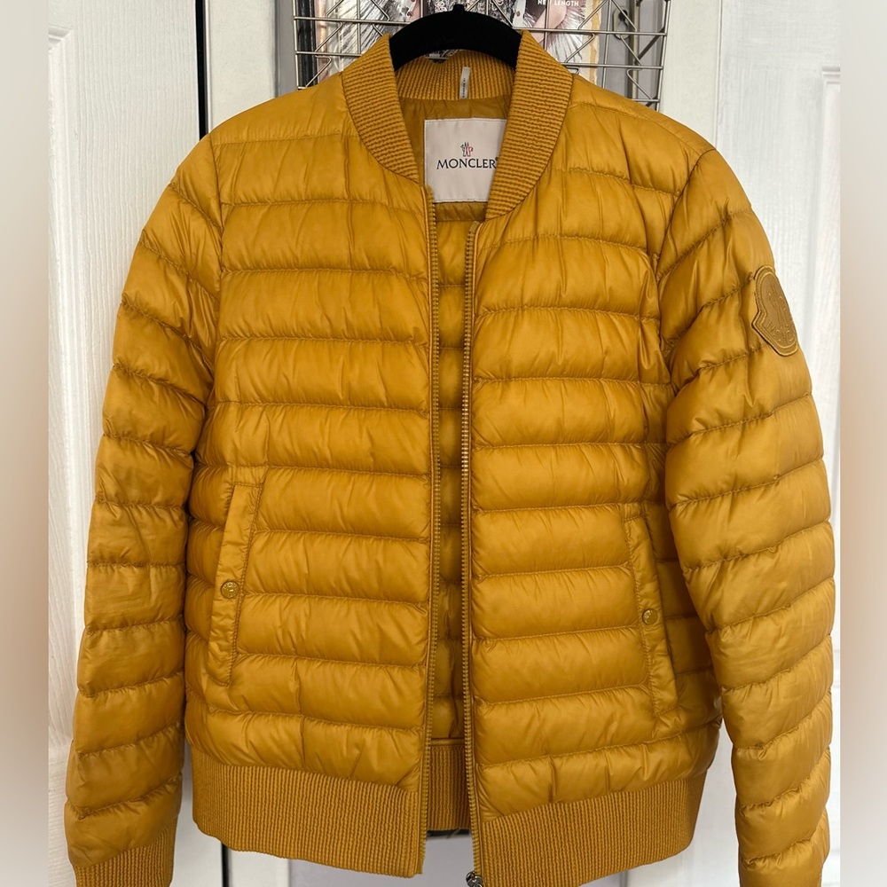 Moncler Abricot down Bomber – Mustard Yellow 💛✨
Size 1 (Small)